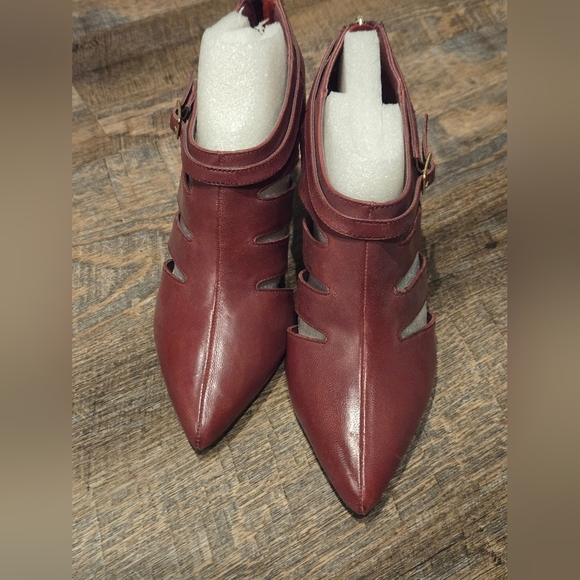 Bella Vita Dylan' Cutout Pointy Toe Bootie - Picture 2 of 9